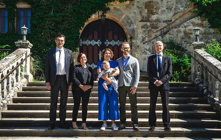 Familie Rehberger und die Vorstände der Oskar-Hacker-Stiftung auf der Treppe vor Schloss Hohenstein